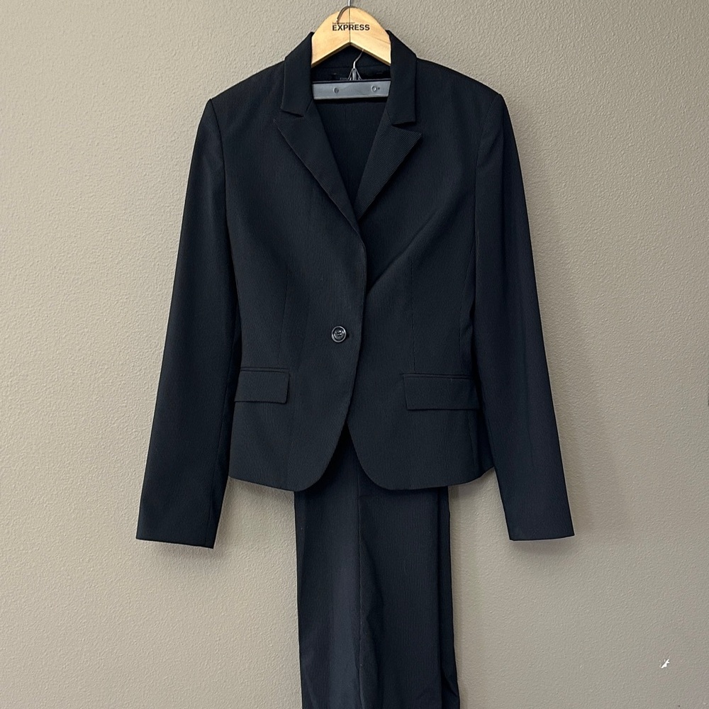 Express Elegant Black pant suit perfect for the office or a night out